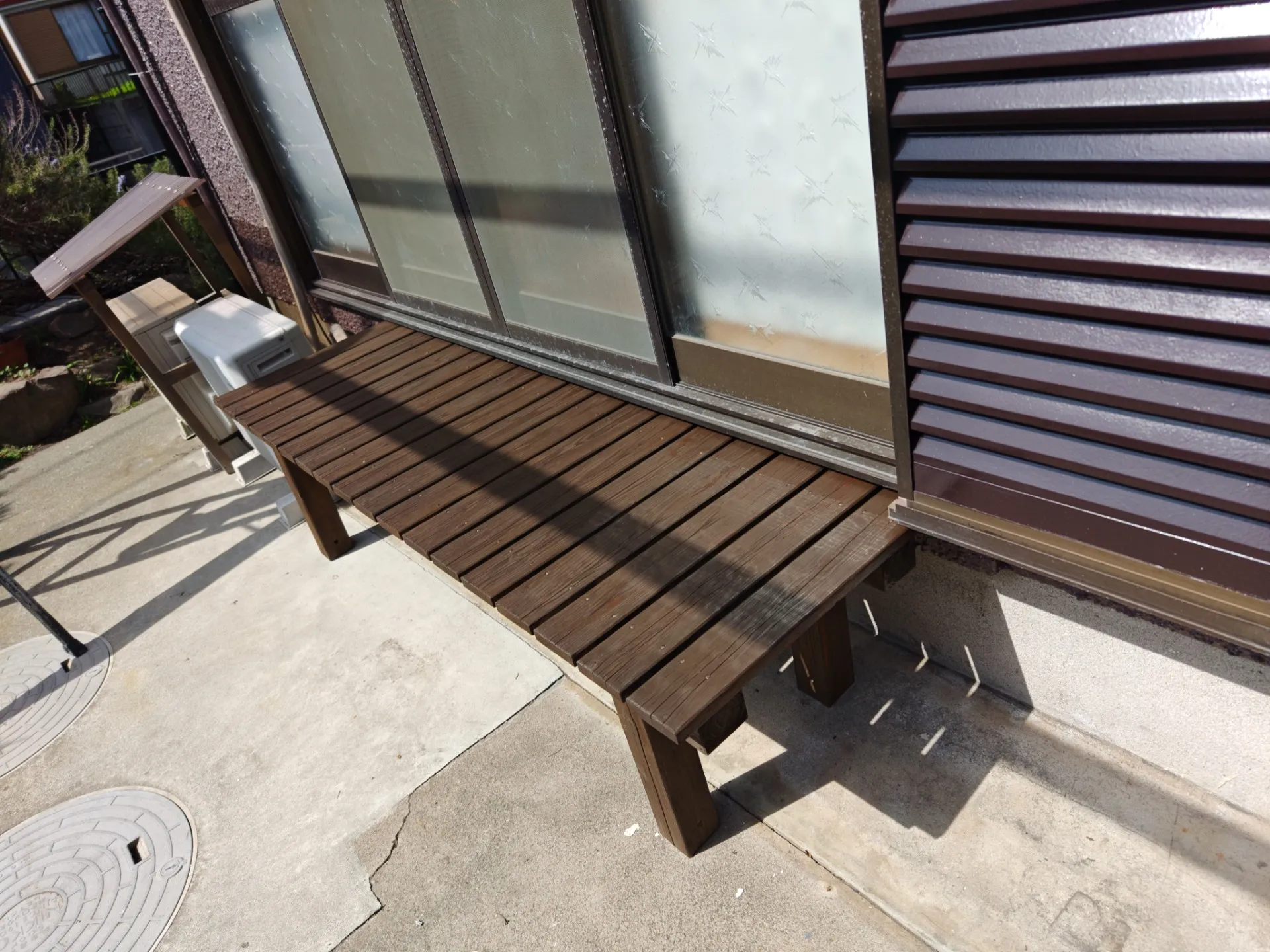 最後の仕上げ！縁台の塗装メンテナンス