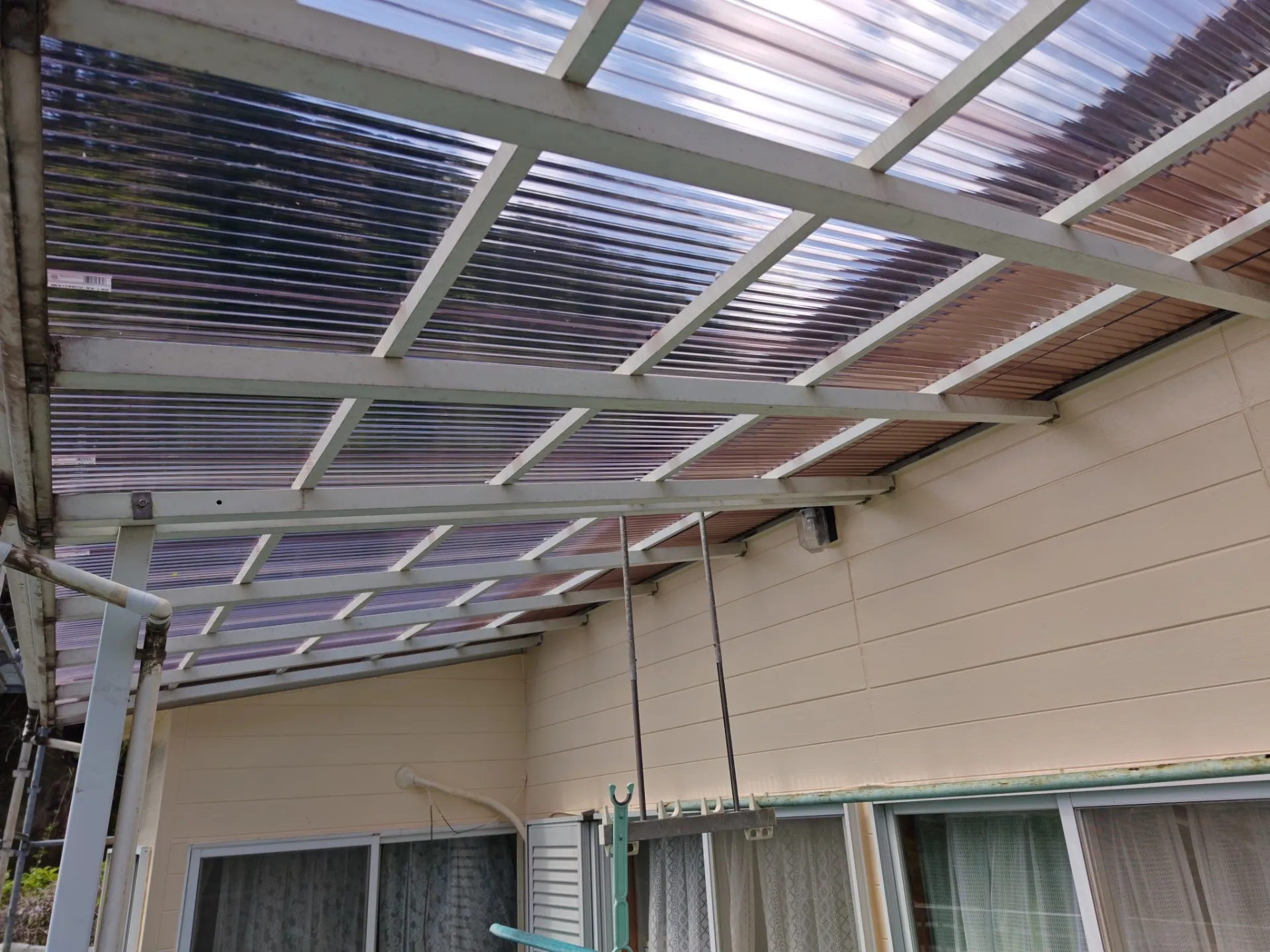 鹿児島市:【現場レポート】ベランダの防水塗装で雨漏り対策!見違える輝きに