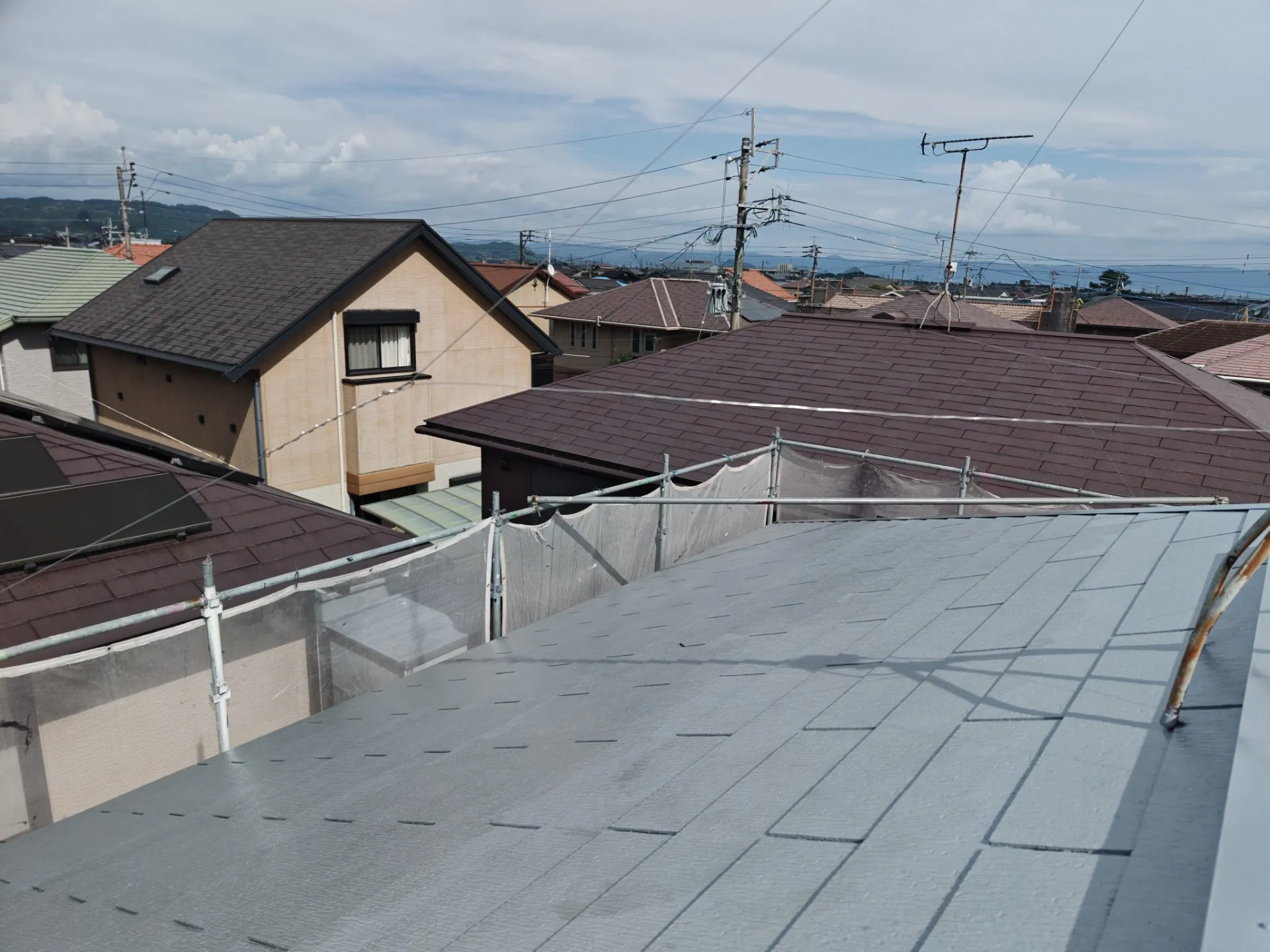 姶良市【現場リポート】屋根塗装工事(下塗り.中塗り)